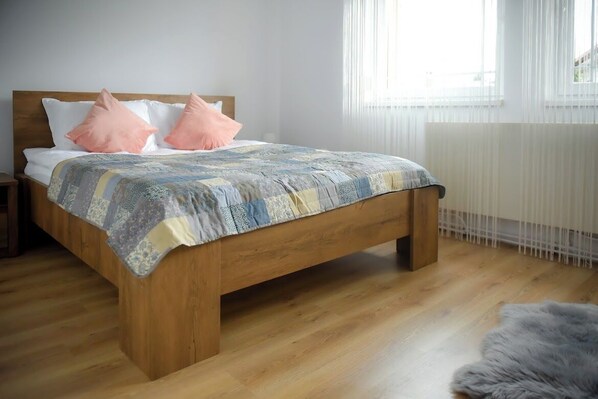 4 عدّة غرف نوم ومكواة/لوح كي وواي فاي وملاءات أسرّة