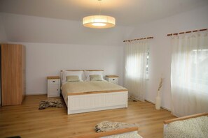 4 Schlafzimmer, BĂŒgeleisen/BĂŒgelbrett, WLAN, BettwĂ€sche