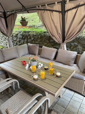 تناول الطعام بالخارج