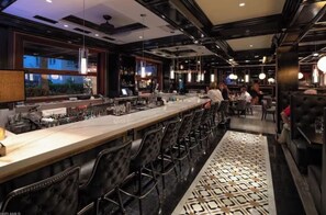 Bar (on property) - Bellasera Resort 3 Bd Luxury Condo with Pool, Jazz Club and Restaurant (Naples)