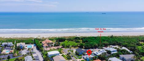 På stranden, solsenger og strandhåndklær