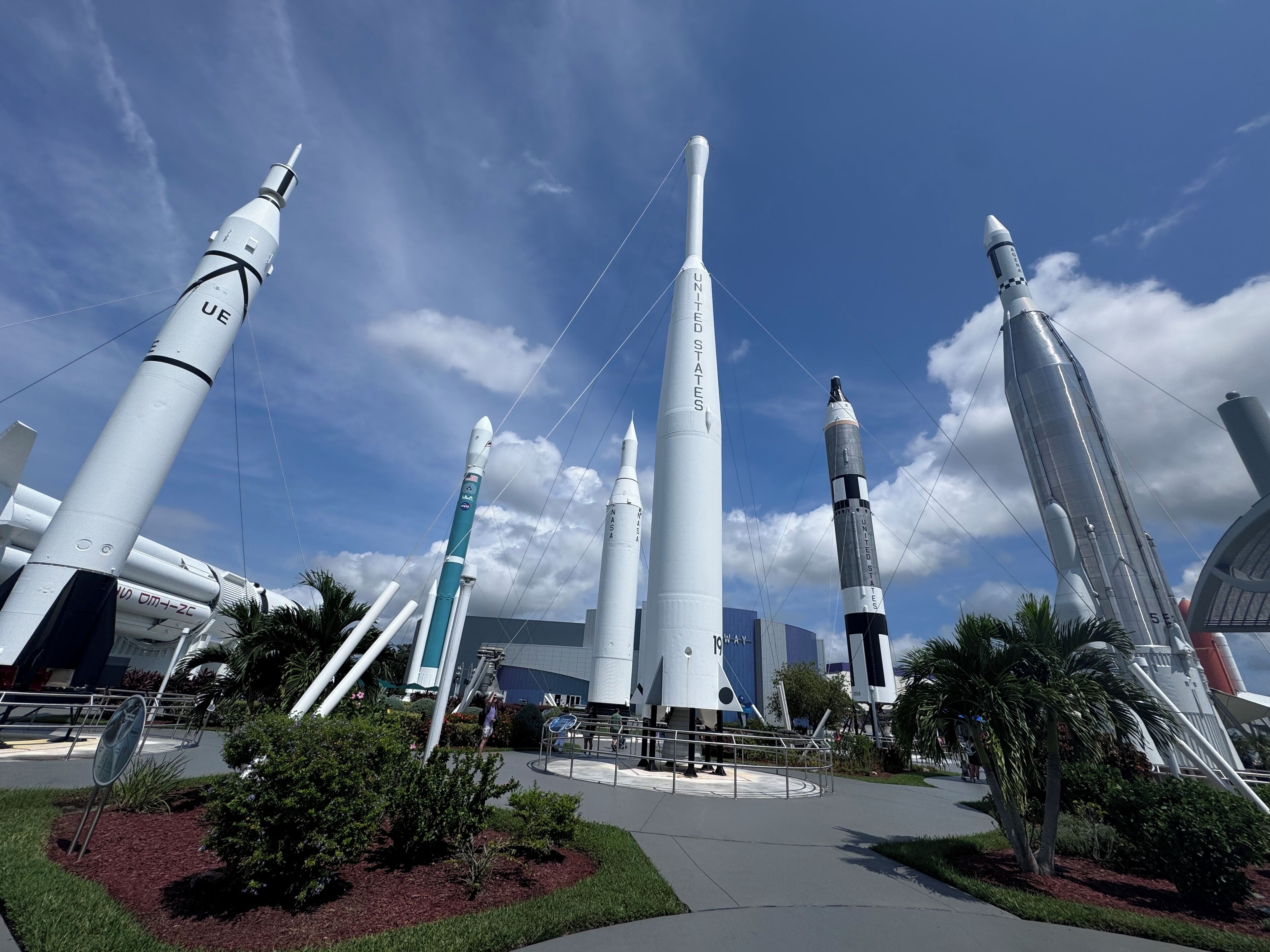 Un centre spatial où sont exposées plusieurs fusées, notamment la navette spatiale et le Falcon 9 de SpaceX.