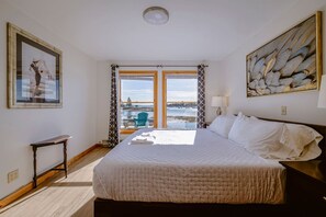 3 bedrooms, desk, iron/ironing board, WiFi