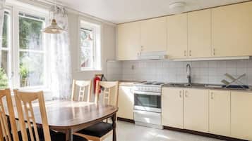 Kühlschrank, Mikrowelle, Ofen, Kochgeschirr/Geschirr/Besteck