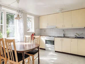 Een koelkast, een microgolfoven, een oven, een broodrooster
