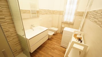 Doccia, asciugacapelli, bidet, asciugamani