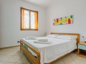 2 bedrooms, iron/ironing board, WiFi