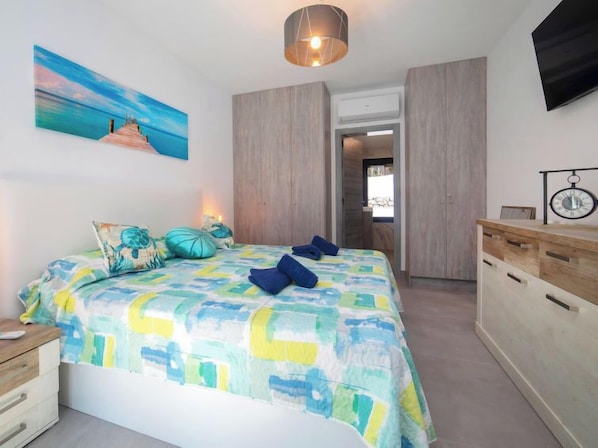 4 bedrooms, desk, Internet