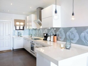 Een koelkast, een magnetron, een oven, een vaatwasser