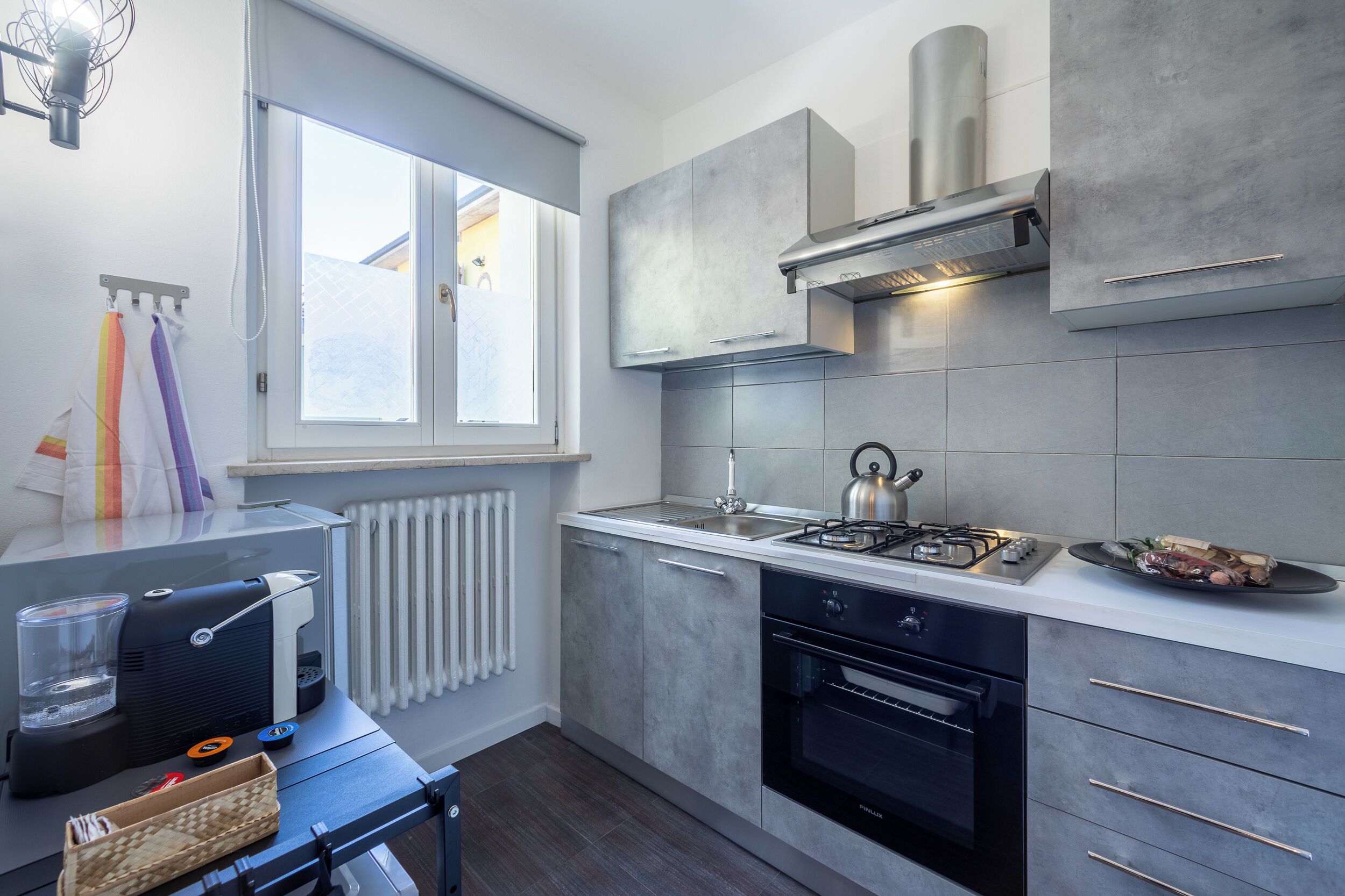 Frigorifero, microonde, forno, piano cottura