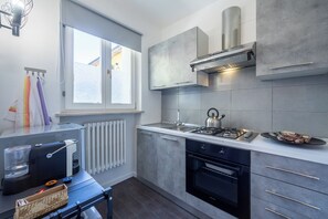 Frigorifero, microonde, forno, piano cottura