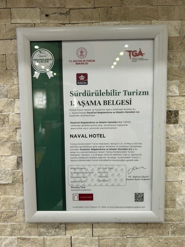 Un certificado enmarcado para un hotel.