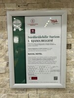 Un certificado enmarcado para un hotel.