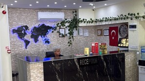 Una recepción con un mapa del mundo, certificados y una bandera.