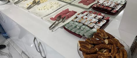 Café da manhã com buffet grátis todos os dias
