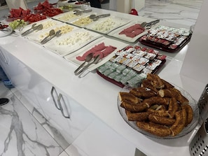 Termasuk sarapan bufet setiap hari