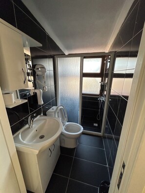Shower, hair dryer, towels, soap - NAVAL HOTEL (Yalova)