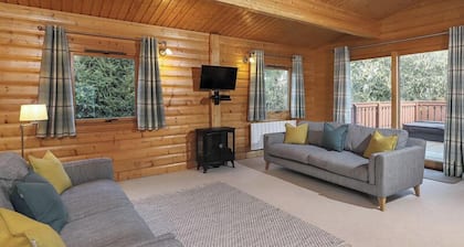 2 bedroom,5 star, award winning log cabin with luxurious hot tub (sleeps 4)