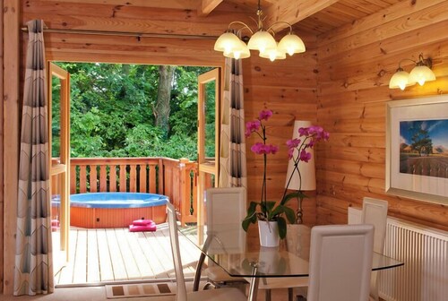 2 bedroom,5 star, award winning log cabin with luxurious hot tub (sleeps 4)