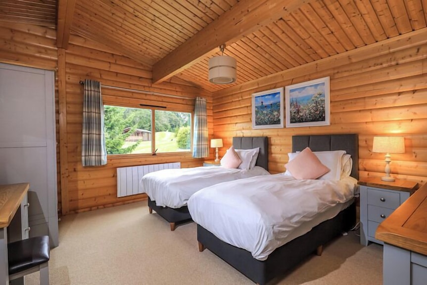 Luxury 3 Bedroom Scandinavian Lodge V(sleeps 6) - Wiltshire