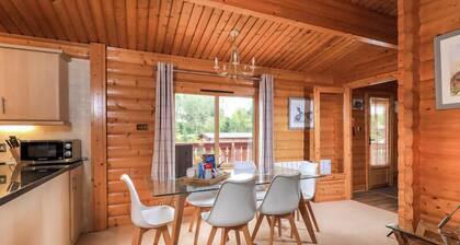 Luxury 3 bedroom Scandinavian Lodge v(sleeps 6)