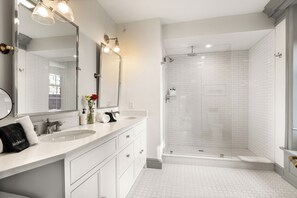 Superior Double Room | Bathroom | Rainfall showerhead, hair dryer, bathrobes, towels - The Davenport Inn (Portsmouth)