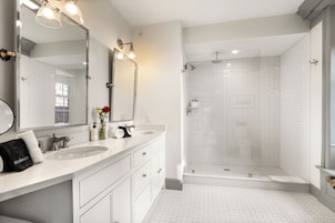 Superior Double Room | Bathroom | Rainfall showerhead, hair dryer, bathrobes, towels