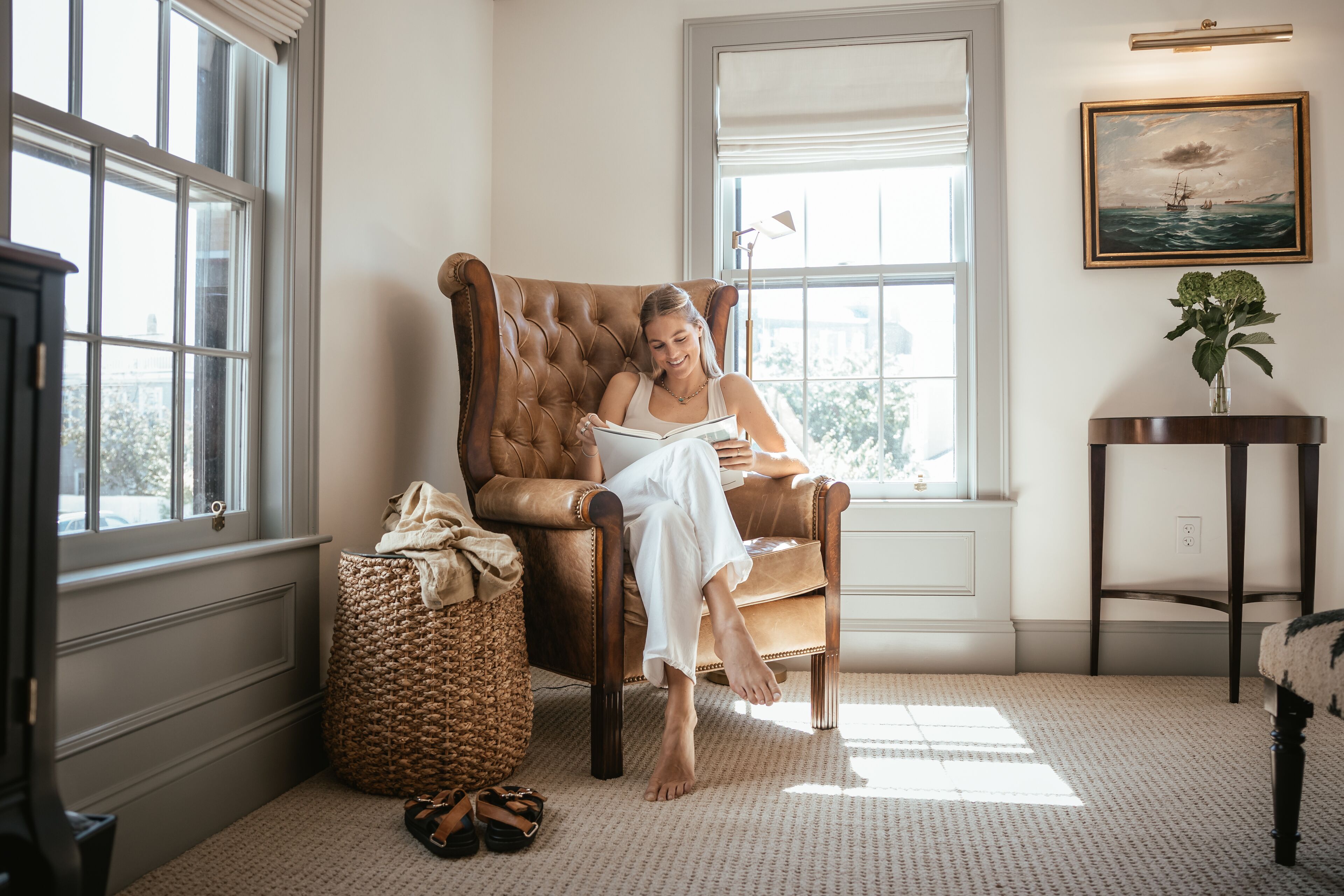 أغطية فراش متميزة وأسرّة بطبقة علوية مريحة وميني بار وخزنة داخل الغرفة