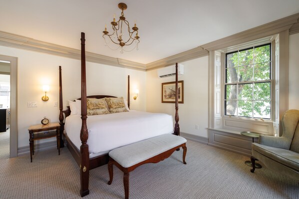 Premium bedding, pillowtop beds, minibar, in-room safe - The Davenport Inn (Portsmouth)