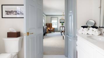 Cabezal de ducha tipo lluvia, secador de pelo, batas, toallas