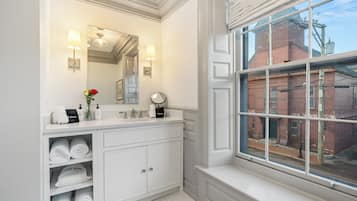 Habitación doble superior | Baño | Regadera tipo lluvia, secadora de cabello, batas, toallas