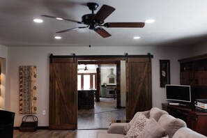 TV, peis, videospill og kontorer