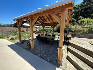 Outdoor dining - Dare 2 Dream Farms Homestead (Lompoc)