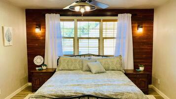 3 slaapkamers, een bureau, een strijkplank/strijkijzer, reisbedje