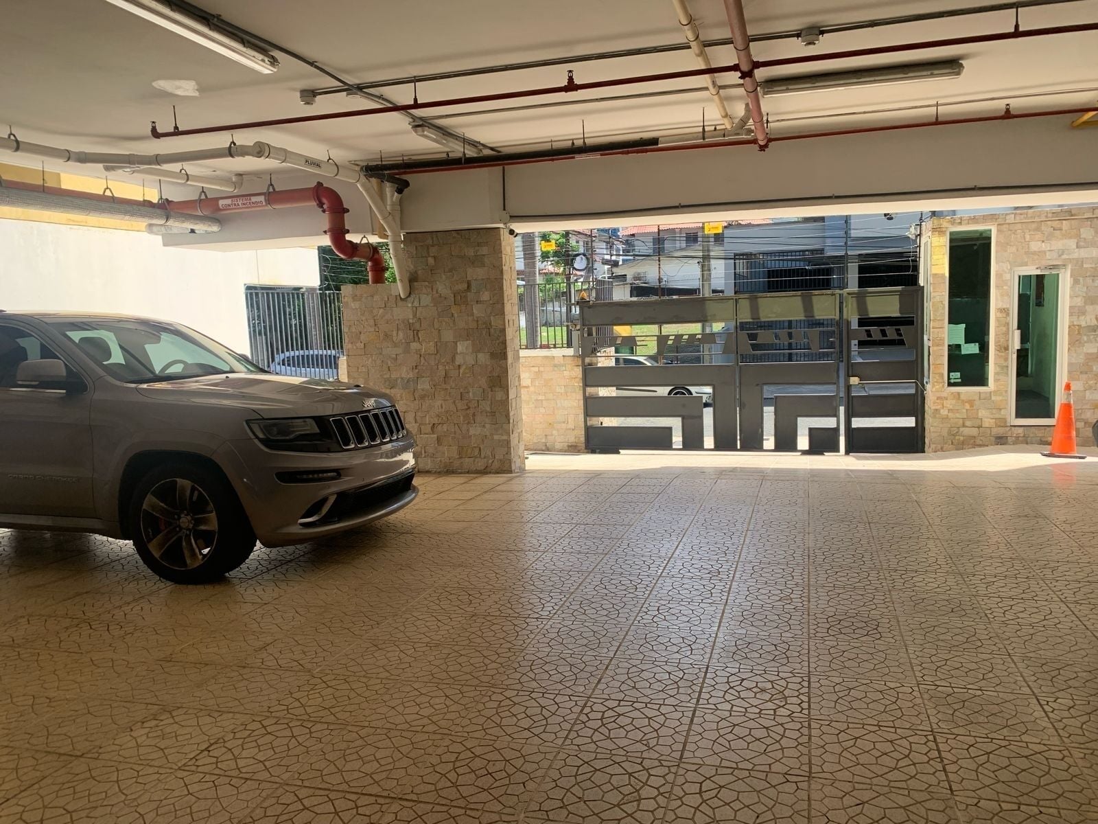 Ingang van een parkeergarage, met een voertuig erin.