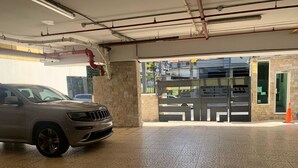 Entrada de un estacionamiento con un vehículo dentro.