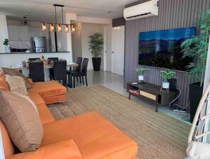 Living area - 7B - Style! Spacious and Cool! 4BR (Panamá)