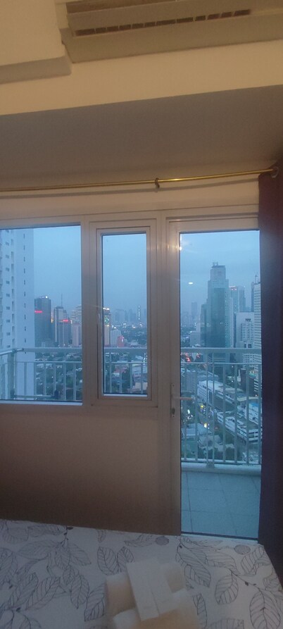 Lovely 1BR in Makati 200Mbps with Netflix