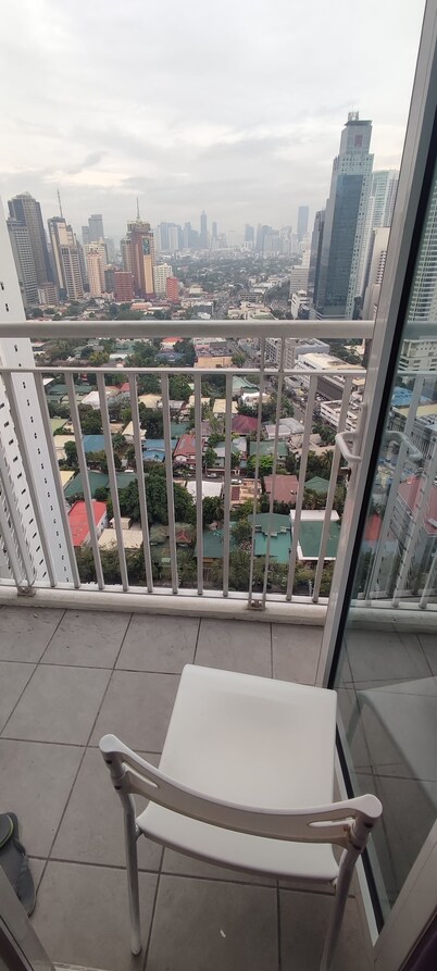 Lovely 1BR in Makati 200Mbps with Netflix