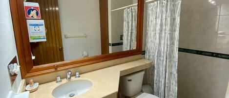 Douche, serviettes fournies, papier toilette