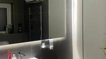 Double Room | Bathroom