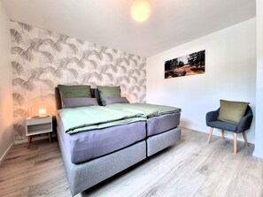 3 bedrooms, in-room safe, iron/ironing board, travel cot - Heidezauber: Modern vacation apartment with terrace and fireplace (Uelzen)