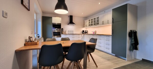 Dining - Heidezauber: Modern vacation apartment with terrace and fireplace (Uelzen)