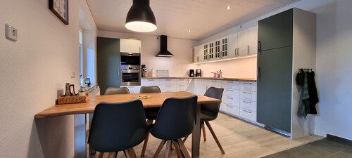 Heidezauber: Moderne Ferienwohnung mit Terrasse und Kamin