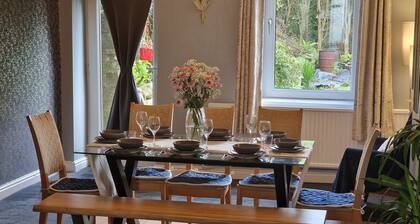 4 bed charming, Family-friendly cottage, built in 1694