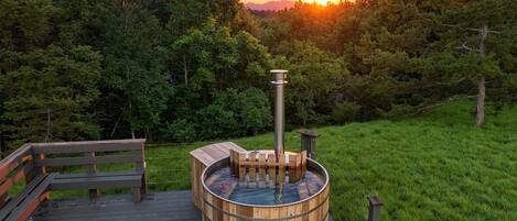 Outdoor spa tub