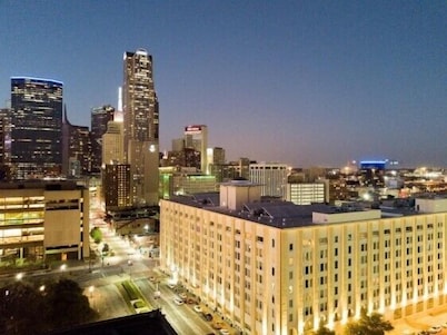 Urban Loft 2 Bed | 2 Bath | Downtown | Free Valet Parking