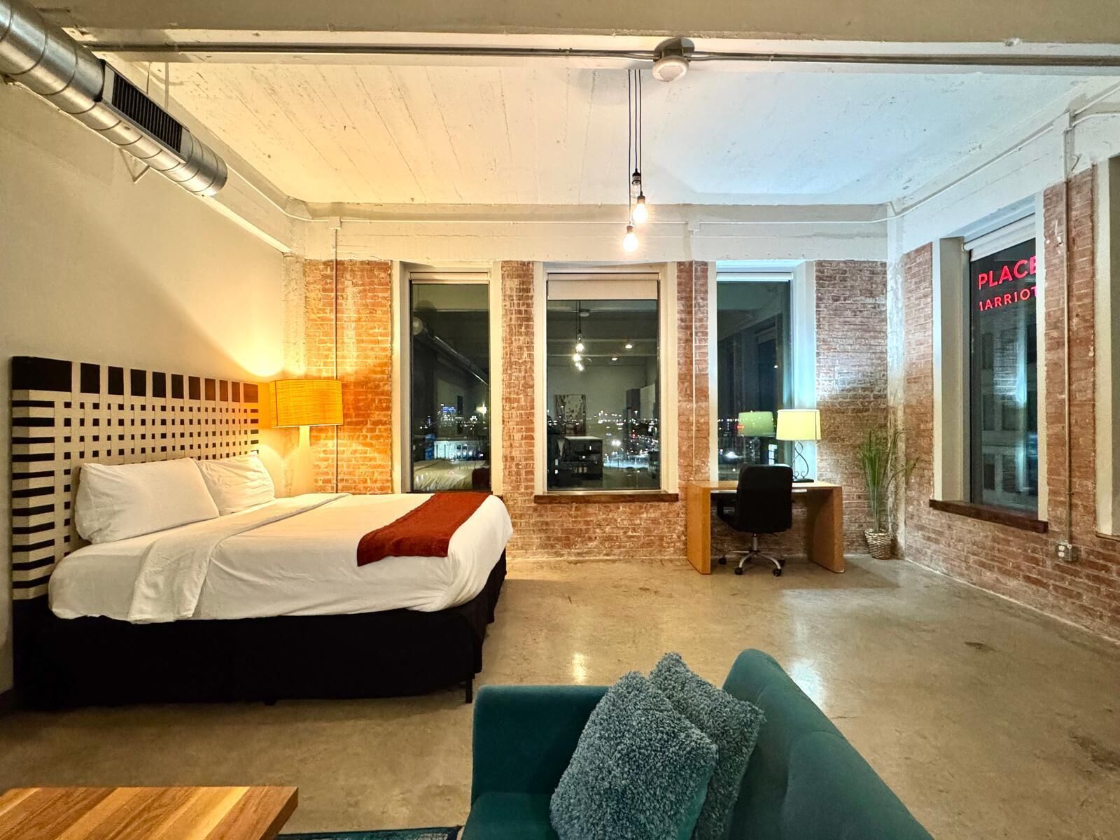 2 habitaciones, tabla de planchar con plancha y cuna de viaje 