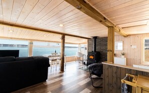Interior - Magnificent loft-style chalet on the edge of the St-Lauwrence river. (GRONDINES)