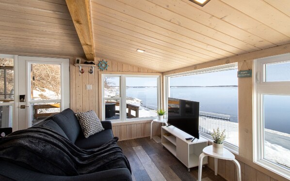 TV - Magnificent loft-style chalet on the edge of the St-Lauwrence river. (GRONDINES)